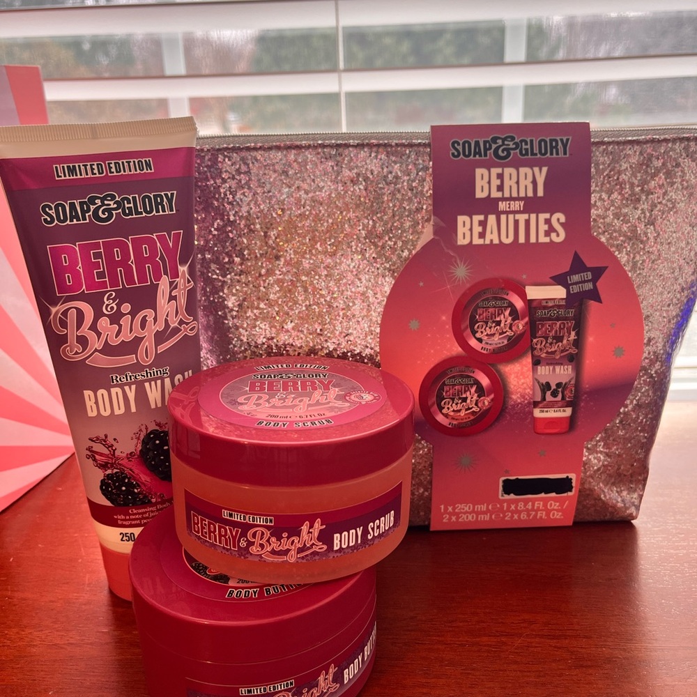 Soap & Glory Berry Bright Body Wash and Scrub Set - Pink and Red